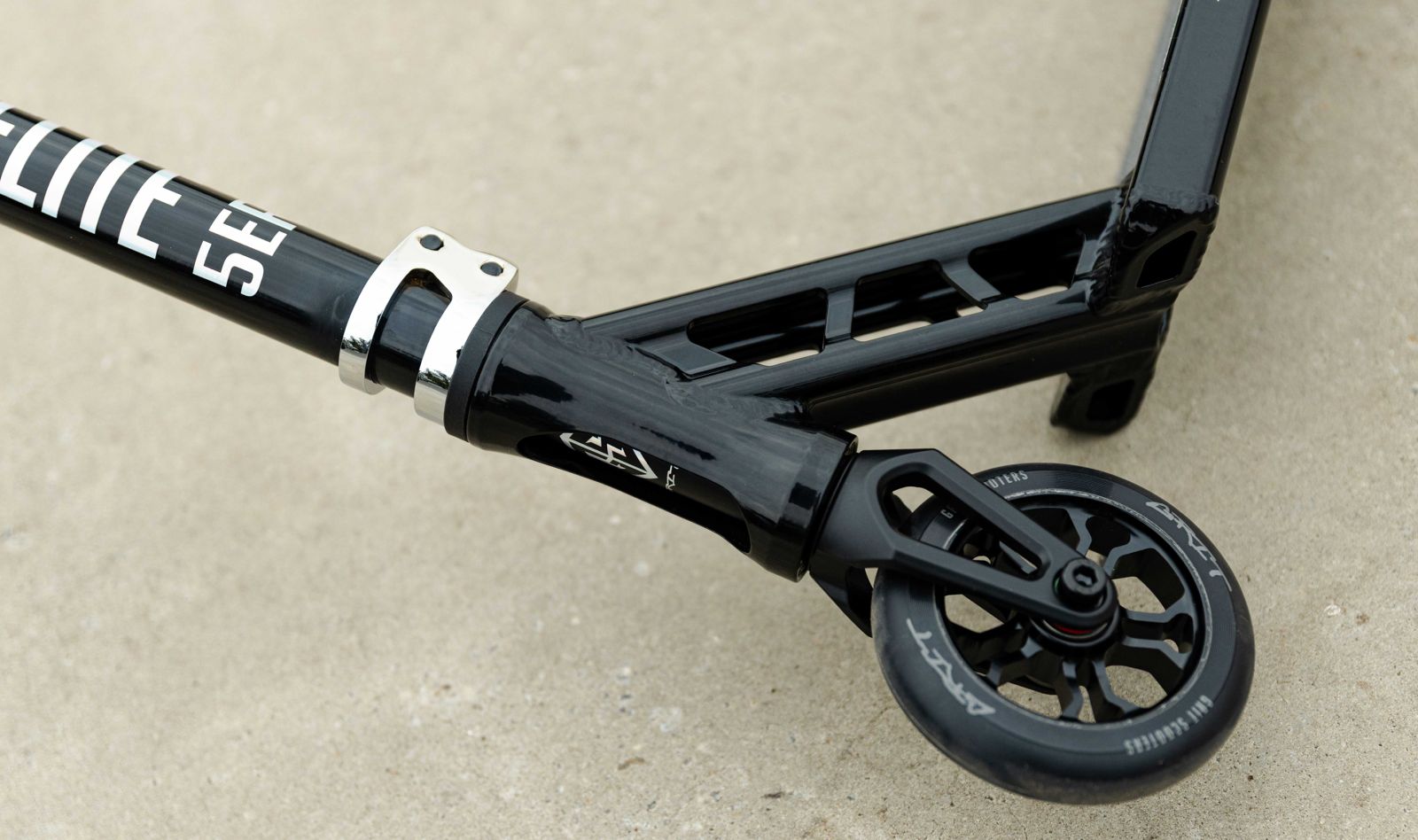 Close-up of the Grit Elite 5er alloy fork and 110mm Multispoke wheel
