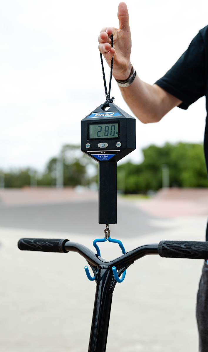 Grit Elite 5er hanging on a scale showing 2.82kg total weight