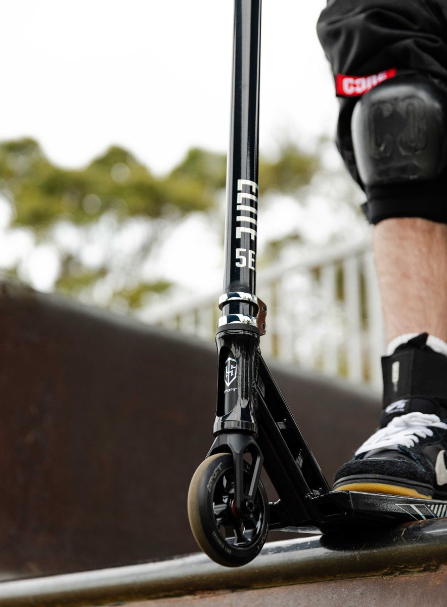 Grit Elite 5er deck, alloy fork and wheel with rider's foot on the deck